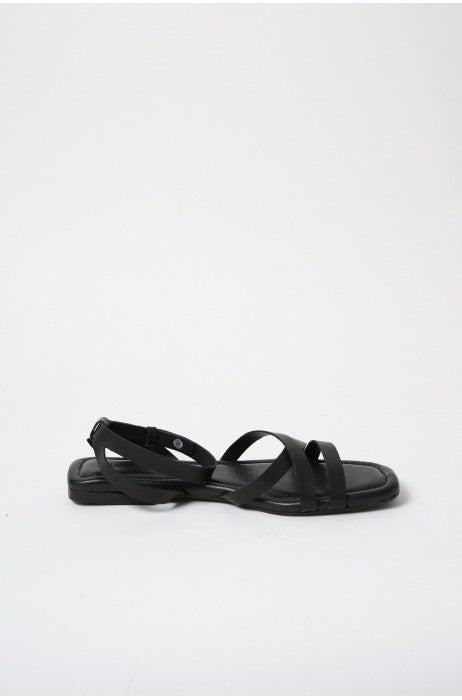Photo sur fond blanc de sandales à lanières noires en cuir et fabriquées en Espagne.