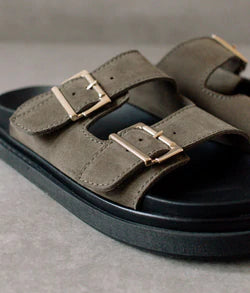 Photo zoomée de sandales kaki en daim certifié leather working group et fabriquées en Espagne par Alohas.
