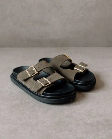 Photo de sandales kaki en daim certifié leather working group et fabriquées en Espagne par Alohas.
