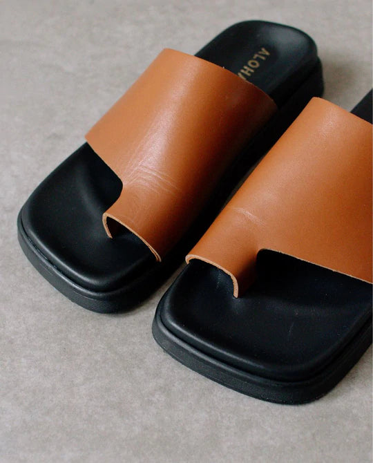 Photo de sandales plates camel en cuir certifié leather working group fabriquées en Espagne par la marque Alohas.