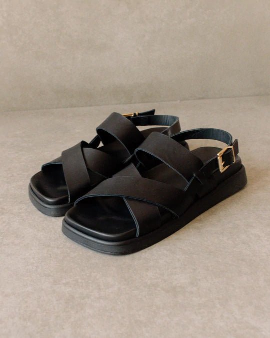 Photo de sandales semelle épaisse noires en cuir certifié leather working group et fabriquées en Espagne.