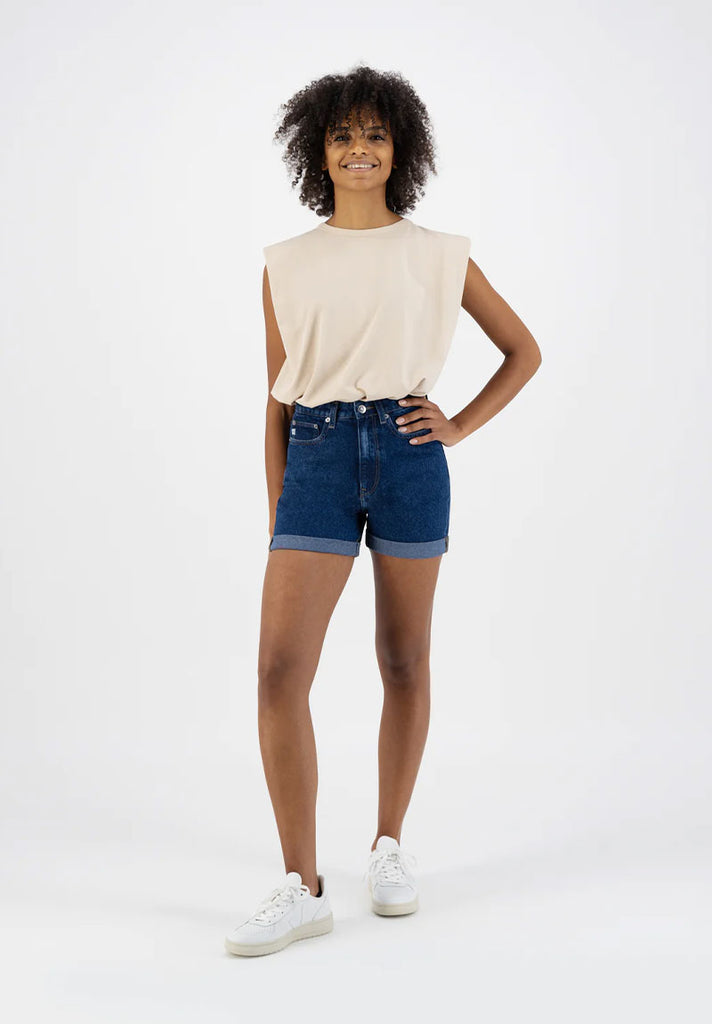 mannequin femme portant un short en jean de la marque MUD Jeans
