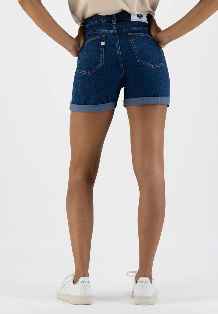 mannequin femme portant un short en jean de la marque MUD Jeans