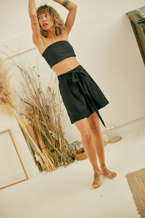 Photo d'un mannequin portant un short habillé femme noir en tencel fabriqué au Portugal.