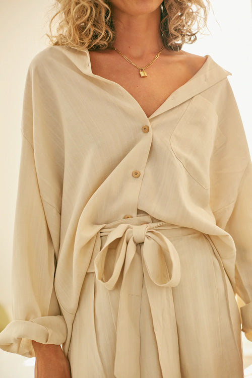 Photo zoomée d'un mannequin portant un short habillé pour femme en écru en lyocell et fabriqué au Portugal.