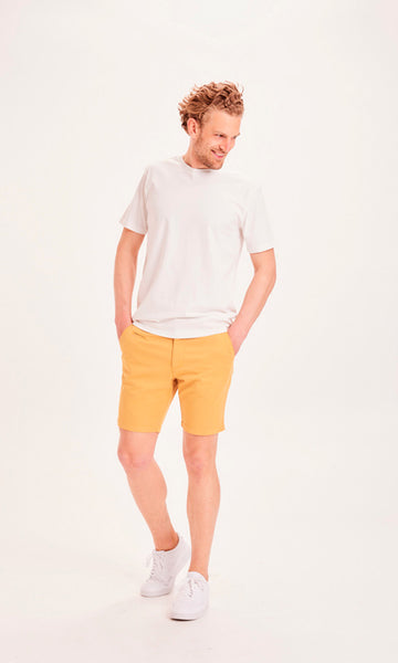 Photo d'un mannequin portant un short homme habillé en jaune en coton bio et fabriqué en Turquie.
