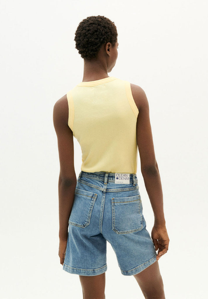 mannequin femme portant un short en jean de la marque Thinking Mu