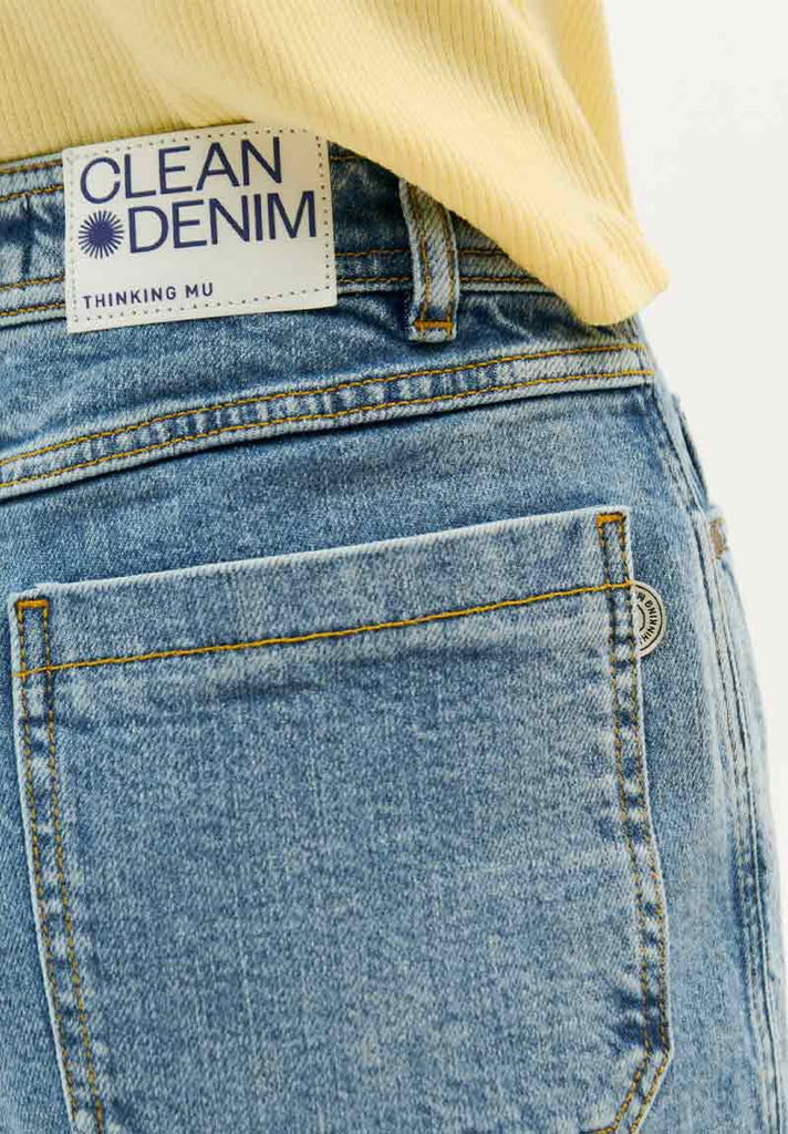 mannequin femme portant un short en jean de la marque Thinking Mu