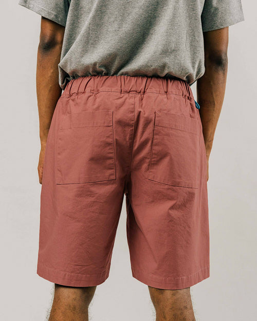 Photo d'un mannequin de dos portant un short oversize pour homme rose foncé en coton et fabriqué au Portugal de Brava Fabrics.  