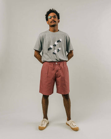 Photo d'un mannequin portant un short oversize pour homme rose foncé en coton et fabriqué au Portugal de Brava Fabrics.  