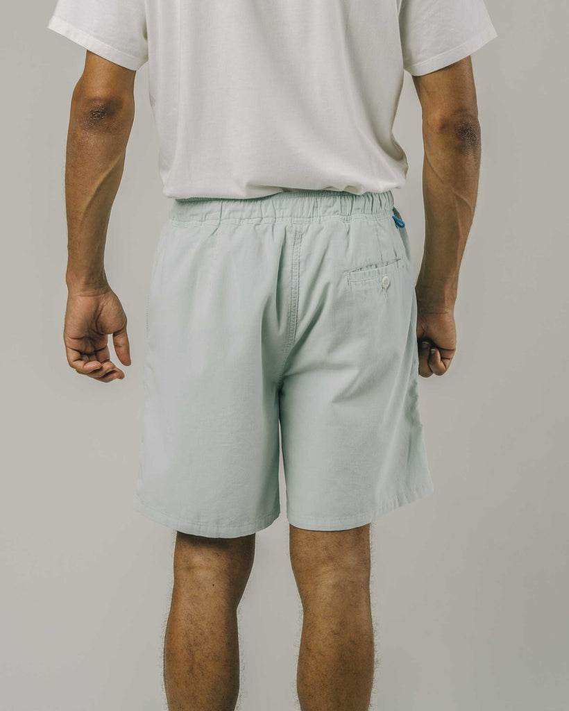 Photo d'un mannequin de dos portant un short en velours pour homme bleu en coton bio fabriqué au Portugal.