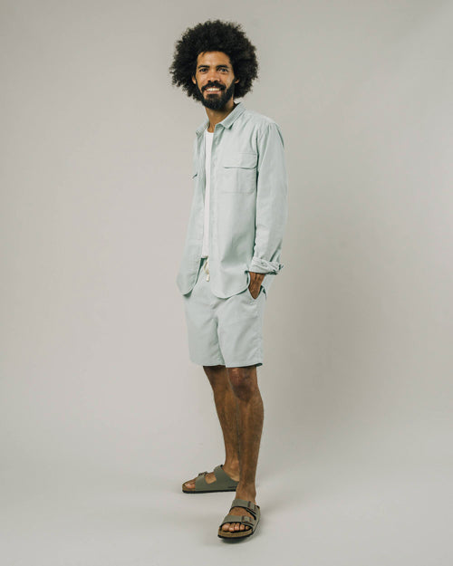Photo d'un mannequin portant un short en velours pour homme bleu en coton bio fabriqué au Portugal.