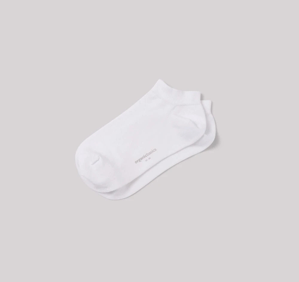 Photo de socquettes blanches en coton bio et polyester recyclé fabriquées au Portugal de la marque Organic Basics.
