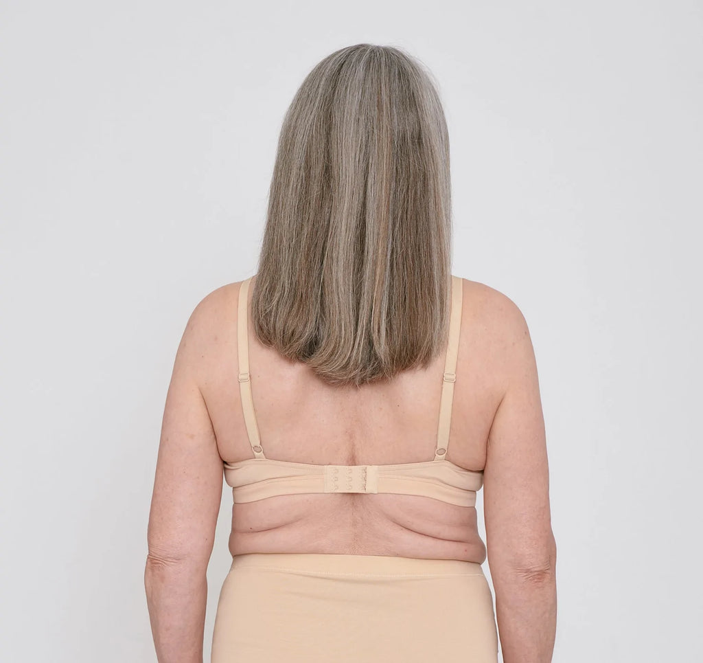Photo d'un mannequin de dos portant un soutien gorge en coton bio beige.
