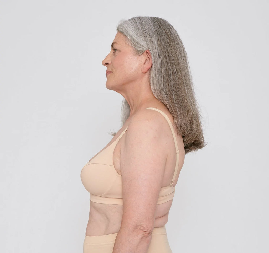 Photo d'un mannequin de profil portant un soutien gorge en coton bio beige.