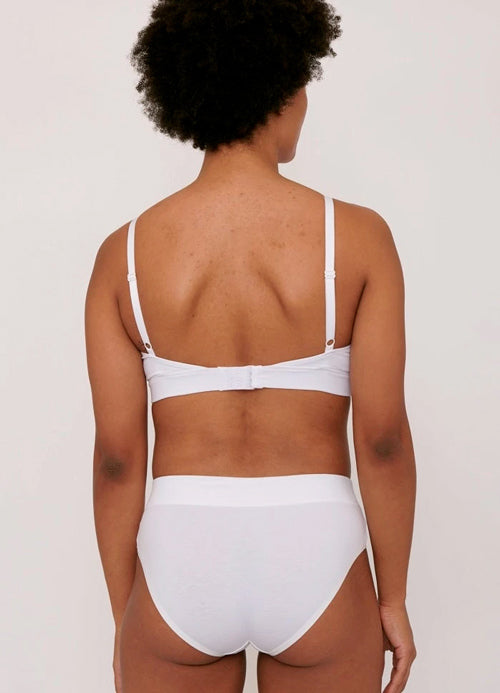 Photo d'un mannequin de dos portant un soutien gorge  sans armature blanc en coton bio et fabriqué en Turquie de la marque Organic Basics.