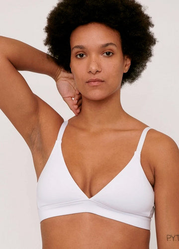 Photo d'un mannequin portant un soutien gorge  sans armature blanc en coton bio et fabriqué en Turquie de la marque Organic Basics.