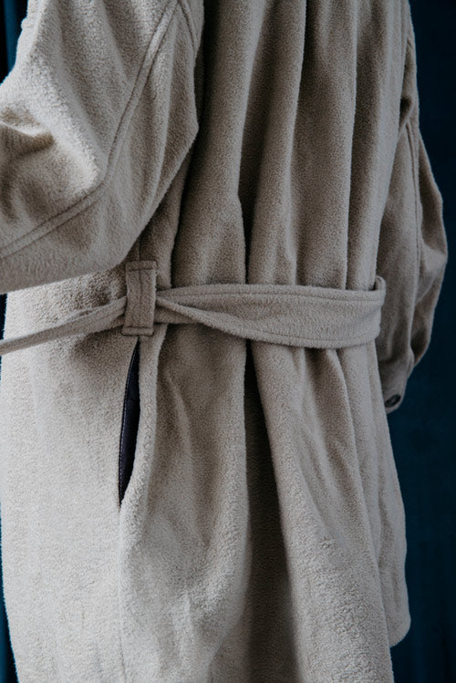 Photo zoomée du dos d'une surchemise beige en coton bio fabriquée au Portugal de la marque Cossac. 