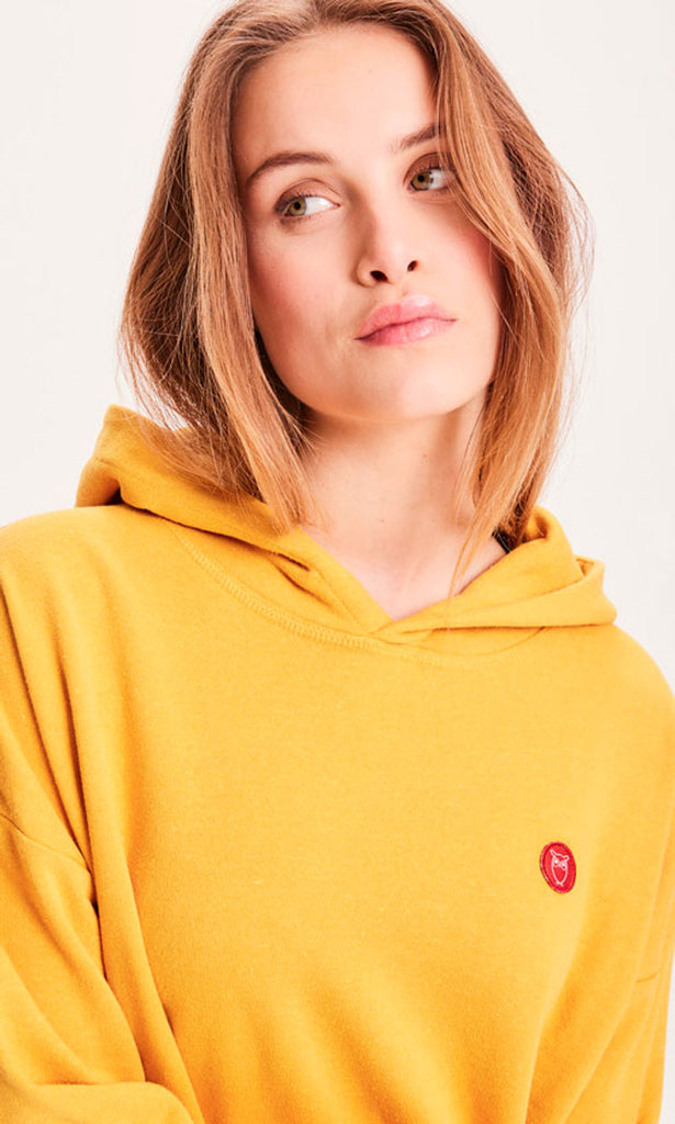 Photo d'un mannequin de face portant un sweat coloré jaune en coton et polyester recyclés et fabriqué en Turquie.
