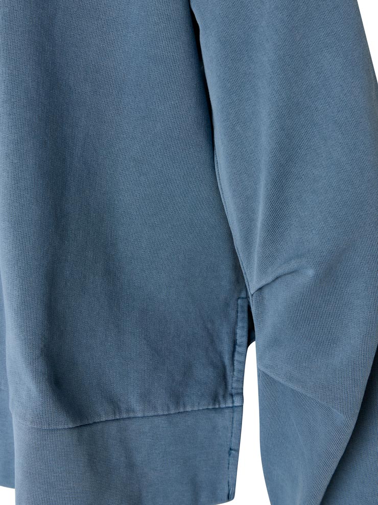 Photo zoomée sur fond blanc d'un sweat oversize femme bleu gris en coton bio fabriqué en Turquie.