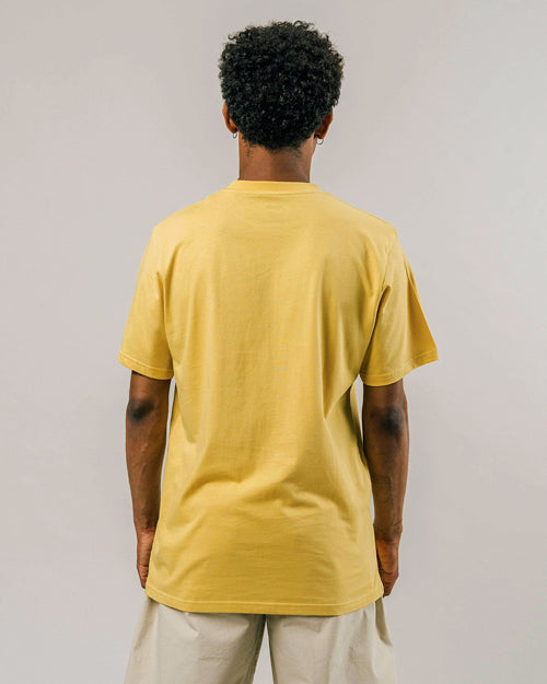 Photo d'un mannequin de dos portant un t-shirt brodé pour homme couleur jaune avec une glace brodée en coton bio et fabriqué au Portugal.