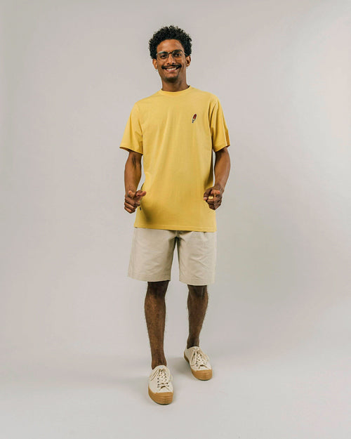 Photo d'un mannequin de plein pied portant un t-shirt brodé pour homme couleur jaune avec une glace brodée en coton bio et fabriqué au Portugal.