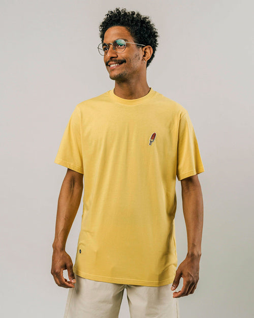 Photo d'un mannequin portant un t-shirt brodé pour homme couleur jaune avec une glace brodée en coton bio et fabriqué au Portugal.