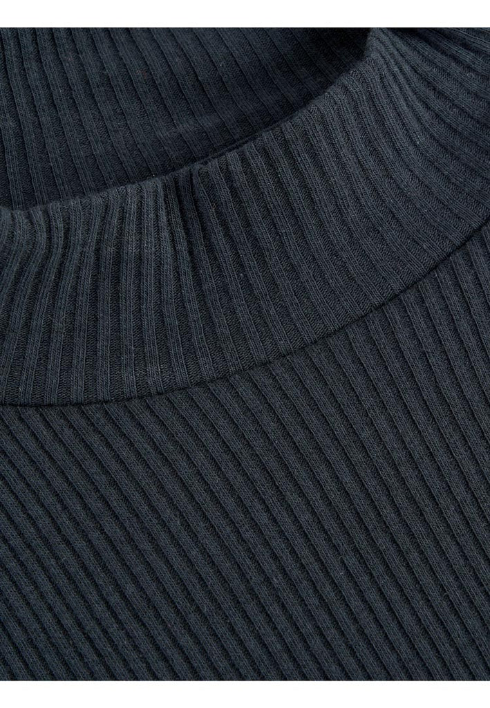 Photo zoomée  d'un t-shirt col cheminée noir en coton bio et fabriqué en Turquie.