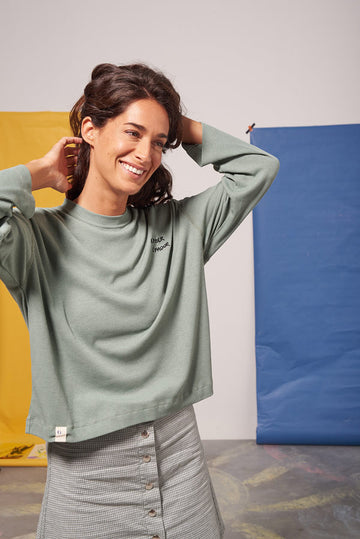 La photo représente un mannequin portant un t shirt cotele brodé en bleu en coton bio et polyester recyclé et fabriqué au Portugal.