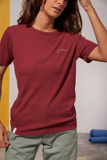 Photo d'un mannequin portant un t shirt cotele brodé bordeaux en coton bio et polyester recyclé fabriqué au Portugal.