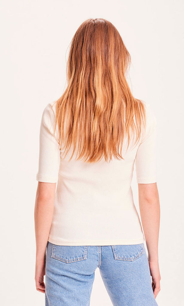 Photo d'une femme de dos portant un t shirt cotele pour femme ecru en coton bio de la marque knowledge cotton apparel.