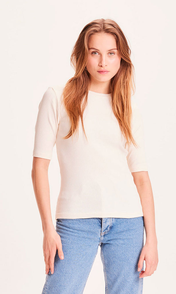 Photo d'une femme de face portant un t shirt cotele pour femme ecru en coton bio de la marque knowledge cotton apparel.