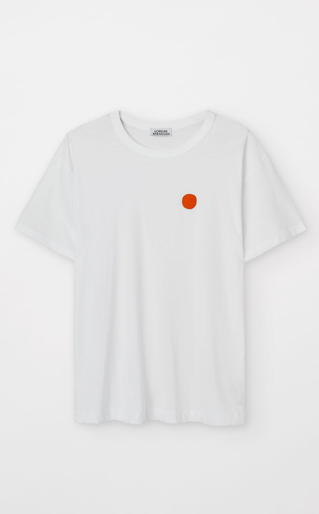 Photo sur fond blanc d'un t shirt en coton bio blanc avec rond rouge sur la poitrine et fabriqué au Portugal.