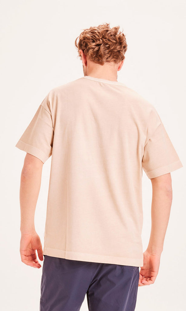 Photo d'un mannequin de dos portant un t-shirt en coton bio beige fabriqué en Turquie.