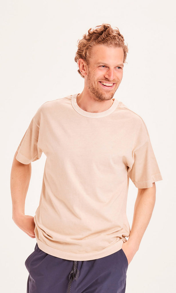 Photo d'un mannequin portant un t-shirt en coton bio beige fabriqué en Turquie.