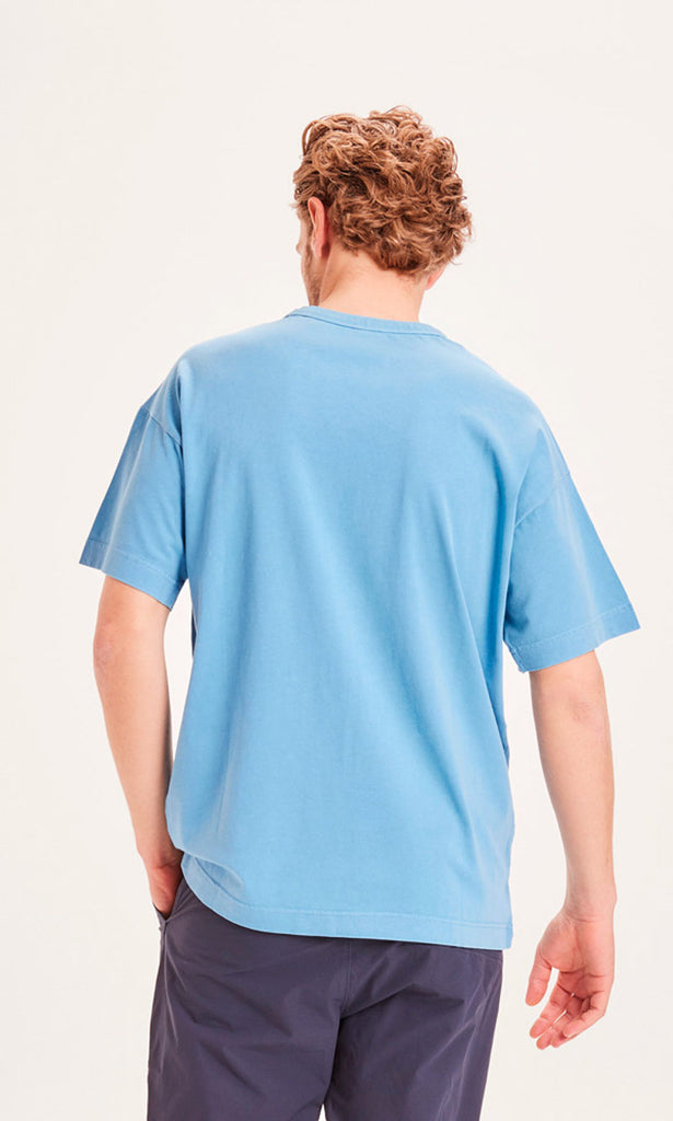 Photo d'un mannequin de dos portant un t-shirt en coton bio bleu ciel fabriqué en Turquie.