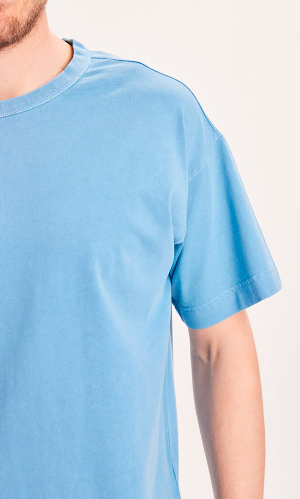 Photo zoomée d'un mannequin portant un t-shirt en coton bio bleu ciel fabriqué en Turquie.