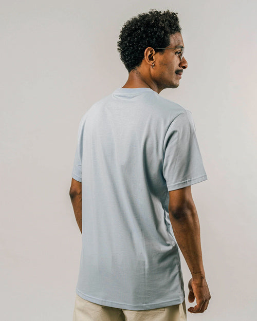 Photo d'un mannequin de dos portant un t-shirt en coton bio pour homme en bleu ciel avec un imprimé crocodile fabriqué au Portugal.