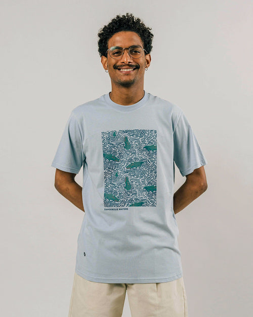 Photo d'un mannequin portant un t-shirt en coton bio pour homme en bleu ciel avec un imprimé crocodile fabriqué au Portugal.