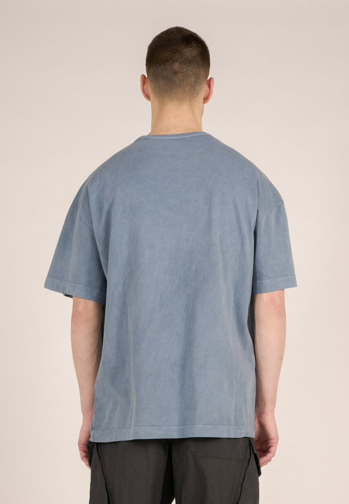 Photo d'un mannequin de dos portant un t-shirt coton bio bleu gris teinté naturellement et fabriqué en Turquie.