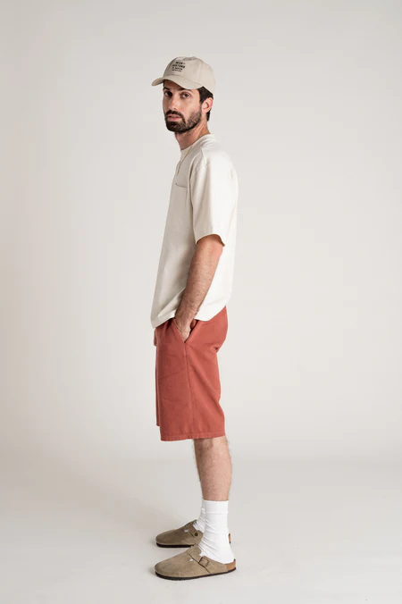 Photo d'un mannequin de profil portant un t-shirt coton épais blanc en coton bio fabriqué au Portugal.