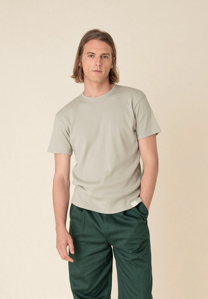 mannequin homme portant un tee-shirt basic