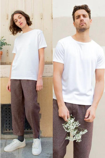 Photo avec deux mannequins portant le même t shirt en lyocell blanc mixte et fabriqué au Portugal par Noyoco.