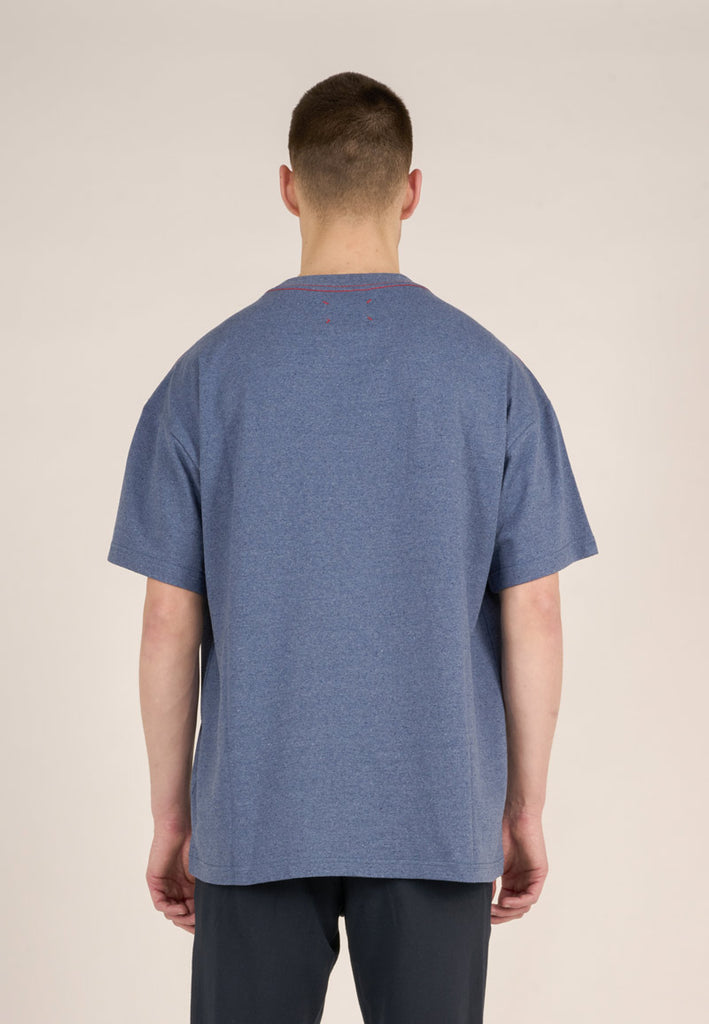 Photo d'un mannequin de dos portant un t-shirt recyclé pour homme bleu gris et fabriqué en Turquie.