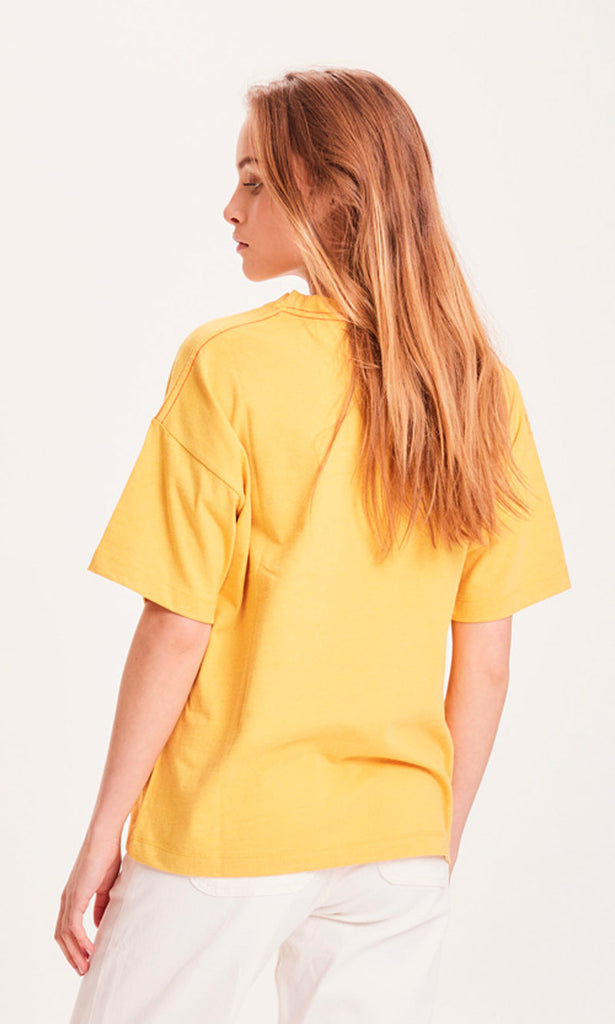 Photo d'un mannequin de dos portant un t shirt recyclé jaune en coton et polyester recyclés et fabriqué en Turquie.