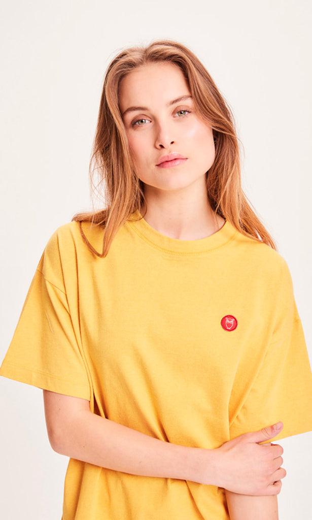 Photo d'un mannequin de face portant un t shirt recyclé jaune en coton et polyester recyclés et fabriqué en Turquie.