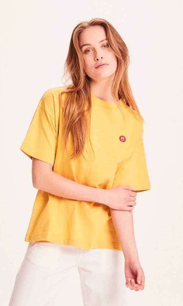 Photo d'un mannequin portant un t shirt recyclé jaune en coton et polyester recyclés et fabriqué en Turquie.