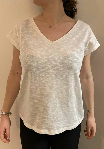mannequin portant un tee-shirt uni blanc.