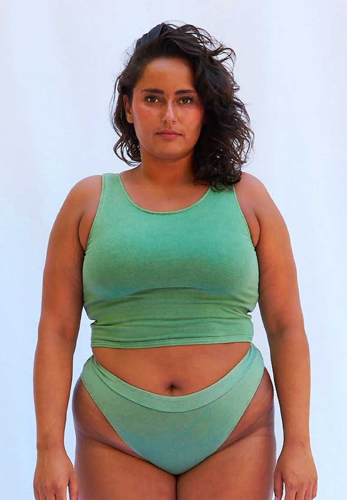 mannequin femme portant une brassière verte