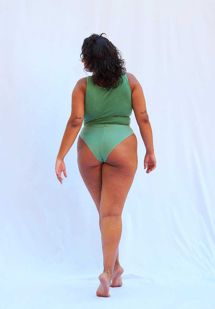 mannequin femme portant une brassière verte et une culotte verte